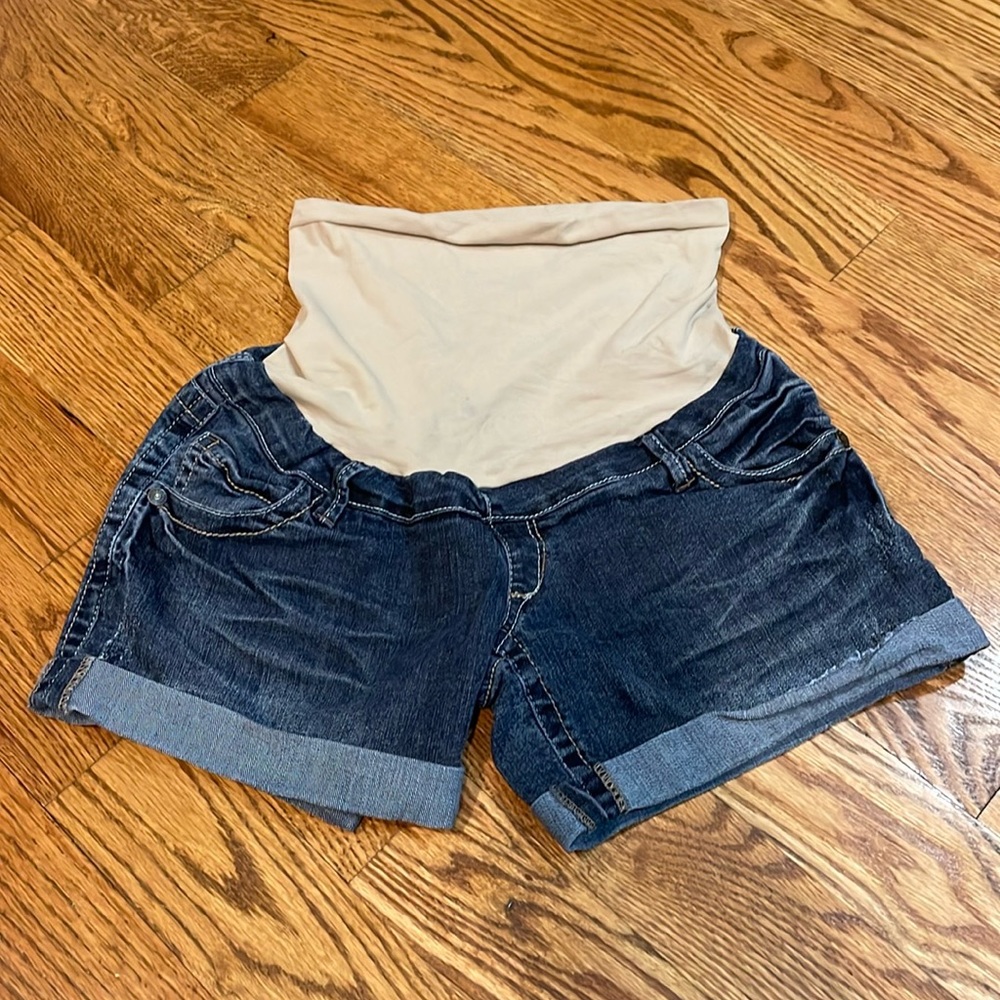Wallflower Brand Women’s Maternity Shorts. Size Medium. Excellent Condition.